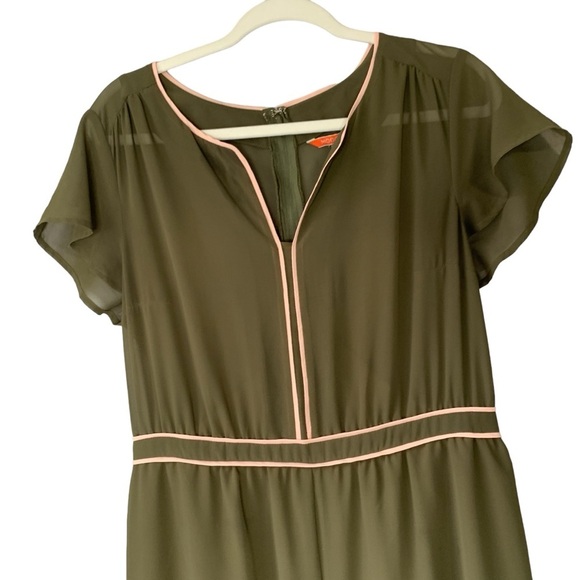 ModCloth army green chiffon jumpsuit with peach trim and flutter sleeves. Size L - Picture 3 of 15